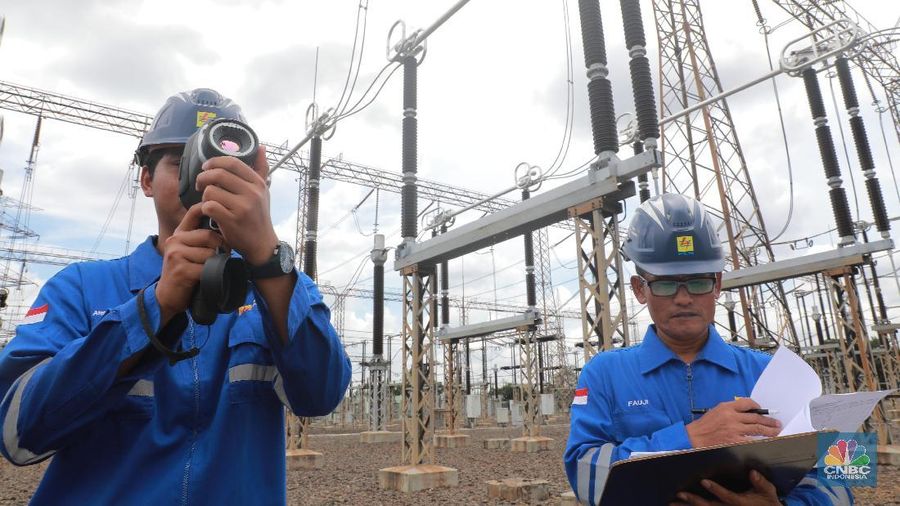 Petugas memeriksa tegangan Gardu induk tegangan ekstra tinggi 500kv Gandul, Depok, Jawa Barat, Jumat  (CNBC Indonesia/Muhammad Sabki_
