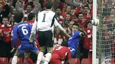 Chelsea kalah 0-1 di Anfield di leg kedua semifinal Liga Champions 2004/2005 berkat 'gol hantu' Luis Garcia di menit keempat. Bola sepakan Garcia jadi kontroversi karena di antara gol atau tidak. Meski sempat dihalau William gallas, namun wasit Lubos Michel mengesahkan gol itu. (REUTERS/Ian Hodgson)
