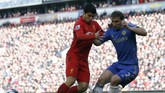 Momen striker Liverpool Luis Suarez (kiri) mengigit bek Chelsea Branislav Ivanovic terjadi di Liga Primer Inggris, 21 April 2013. Insiden itu terjadi saat Suarez gagal melewati adangan Ivanovic. Laga itu pun berakhir imbang 2-2 untuk kedua tim. (REUTERS/Phil Noble)