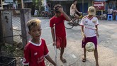 Meski salah satu kakinya tidak normal dan harus menggunakan kruk untuk berjalan, Kaung Khant Lin kerap bermain sepak bola bersama rekan-rekannya di daerah pinggiran Yangon. (SAI AUNG MAIN / AFP)