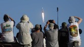 Sepuluh menit setelah peluncuran, kedua roket pendorong samping milik Falcon Heavy mendarat di dua titik pendaratan yang terdapat pada Stasiun Angkatan Udara Cape Canaveral, Florida, AS. (Photo by Gregg Newton / AFP)