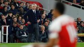 Carlo Ancelotti jengah melihat anak asuhnya kebobolan dua gol dalam 25 menit. (REUTERS/Eddie Keogh)