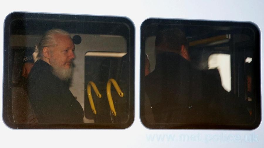 Salah satu pendiri WikiLeaks, Julian Assange,  ditangkap oleh petugas dari Metropolitan Police Service (MPS) di Kedutaan Besar Ekuador.