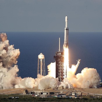 Setelah Sempat Gagal, SpaceX Akhirnya Luncurkan Falcon Heavy