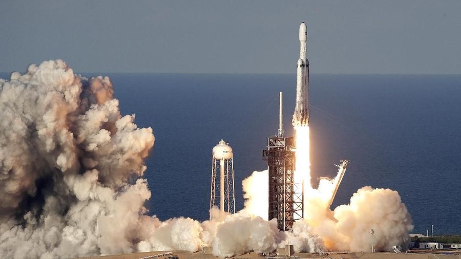 Musk mengatakan dia melihat Starlink sebagai aliran pendapatan baru yang penting untuk Space Exploration Technologies atau SpaceX.