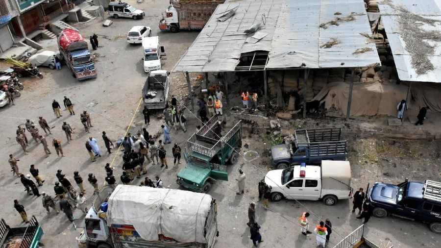 Sebuah bom bunuh diri meledak di pasar terbuka Pakistan sedikitnya 20 orang meninggal dan 30 orang terluka dalam kejadian tersebut.