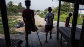 Kaung Khant Lin (kiri) terobsesi pada sepak bola sejak kecil. Remaja asal Myanmar itu mengidolakan Manchester United dan Lionel Messi. (SAI AUNG MAIN / AFP)