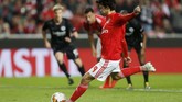 Joao Felix membuka keunggulan Benfica atas Eintracht Frankfurt melalui gol dari titik putih. (REUTERS/Pedro Nunes)