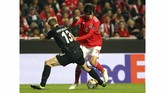 Joao Felix berusaha melewati adangan bek tengah Eintracht Frankfurt Martin Hinteregger. (AP Photo/Armando Franca)