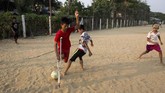 Di atas lapangan, Kaung Khant Lin, terampil memainkan bola menghadapi lawan-lawan yang bertubuh normal. (SAI AUNG MAIN / AFP)