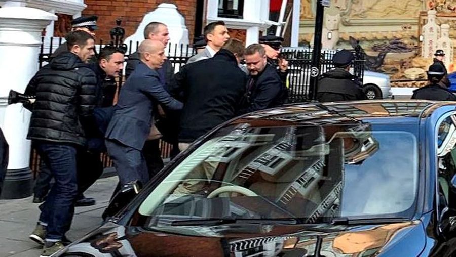 Salah satu pendiri WikiLeaks, Julian Assange,  ditangkap oleh petugas dari Metropolitan Police Service (MPS) di Kedutaan Besar Ekuador.