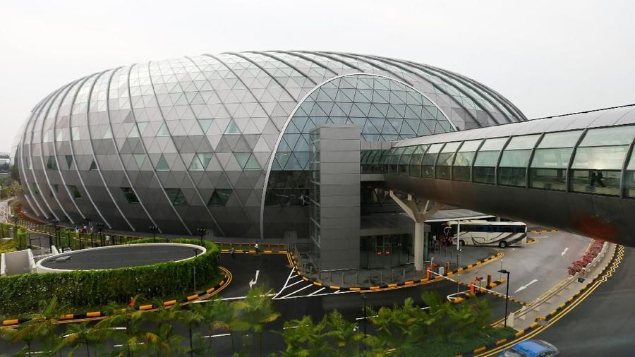 Pandangan umum menunjukkan fasad Jewel, bersama dengan jalan yang menghubungkannya ke berbagai terminal di Bandara Changi di Singapura, 11 April 2019. (REUTERS / Feline Lim)