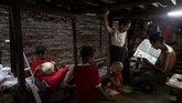 Kondisi satu kaki Kaung Khant Lin kerap membuat rekan-rekannya khawatir, namun tidak ada yang bisa menghentikan kegilaan remaja 16 tahun itu dari bermain sepak bola. (SAI AUNG MAIN / AFP)