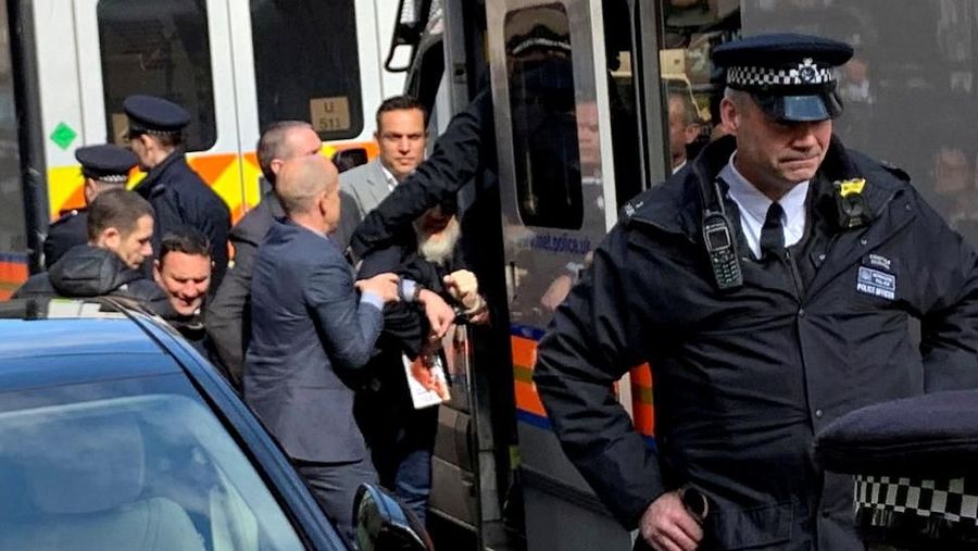 Salah satu pendiri WikiLeaks, Julian Assange,  ditangkap oleh petugas dari Metropolitan Police Service (MPS) di Kedutaan Besar Ekuador.