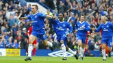 Winger Chelsea Jesper Gronkjaer (kiri) mencetak gol kemenangan 2-1 timnya atas Liverpool di pekan ke-38 Liga Primer Inggris 2002/2003. Kekalahan itu membuat Liverpool tertahan di posisi kelima klasemen dan gagal ke Liga Champions di musim berikutnya. (ADRIAN DENNIS / AFP)
