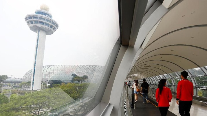 Menara kontrol Bandara Changi digambarkan di sebelah Jewel di Singapura, 11 April 2019. (REUTERS / Feline Lim)