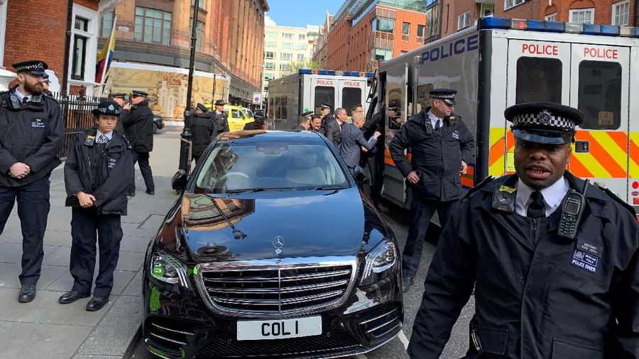 Salah satu pendiri WikiLeaks, Julian Assange,  ditangkap oleh petugas dari Metropolitan Police Service (MPS) di Kedutaan Besar Ekuador.