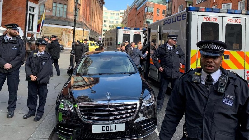 Salah satu pendiri WikiLeaks, Julian Assange,  ditangkap oleh petugas dari Metropolitan Police Service (MPS) di Kedutaan Besar Ekuador.