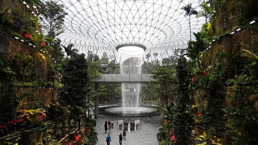Rain Vortex setinggi 40 meter, yang merupakan air terjun indoor tertinggi di dunia, terlihat dari dalam Bandara Jewel Changi di Singapura, 11 April 2019. (REUTERS / Feline Lim)
