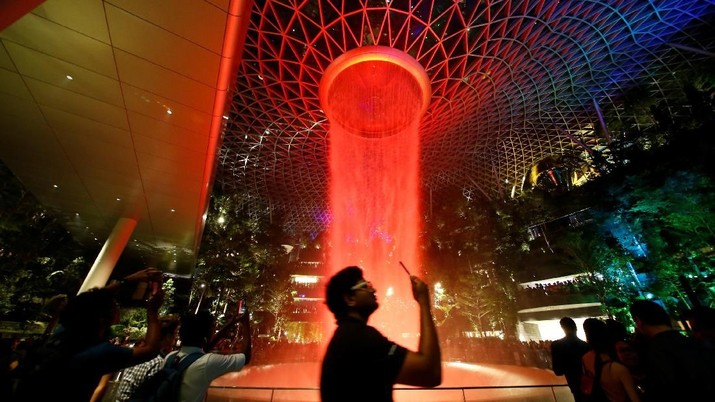 Rain Vortex setinggi 40 meter, yang merupakan air terjun indoor tertinggi di dunia dalam Bandara Jewel Changi, Singapura Rain Vortex setinggi 40 meter, yang merupakan air terjun indoor tertinggi di dunia, terlihat dari dalam Bandara Jewel Changi di Singapura, 11 April 2019. (REUTERS / Feline Lim)