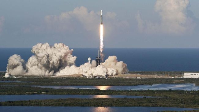 Astronom Khawatir Satelit Internet SpaceX Hambat Pengamatan