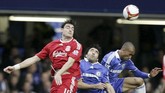 Bek Chelsea Jose Bosingwa (kanan) melakukan gol bunuh diri setelah gagal menahan sepakan Xabi Alonso di musim 2008/2009. Gol itu membuat Liverpool menang 1-0 sekaligus mematahkan rekor Chelsea yang tidak terkalahkan dalam 86 pertandingan Liga Inggris beruntun. (Action Images / Alex Morton)