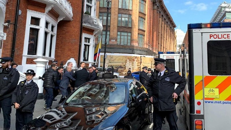 Salah satu pendiri WikiLeaks, Julian Assange,  ditangkap oleh petugas dari Metropolitan Police Service (MPS) di Kedutaan Besar Ekuador.