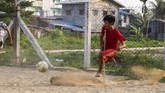 Setiap bermain sepak bola, Kaung Khant Lin mengaku melupakan kondisi kakinya dan bermain seperti orang normal. (SAI AUNG MAIN / AFP)