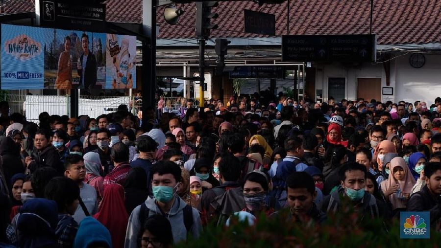 PT KAI Commuter Jabodetabek mengatakan keterlambatan dikarenakan mulai 12 April dilakukan pergantian jalur ke jalur ganda atau switch over double double track.