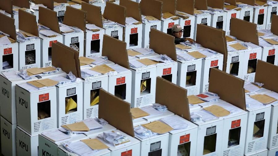 Kotak suara untuk pemilihan umum Indonesia yang akan datang terlihat sebelum didistribusikan di Jakarta, Indonesia, 12 April 2019. (REUTERS / Willy Kurniawan)
