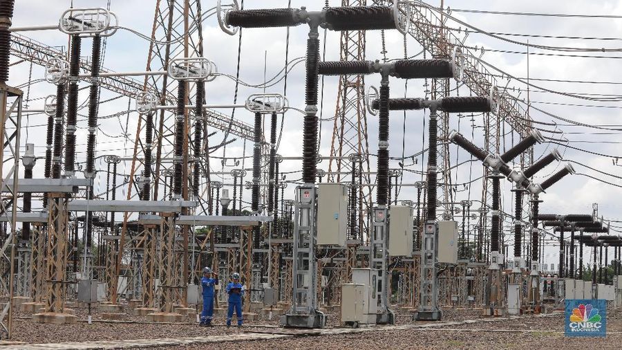 Petugas memeriksa tegangan Gardu induk tegangan ekstra tinggi 500kv Gandul, Depok, Jawa Barat, Jumat  (CNBC Indonesia/Muhammad Sabki_