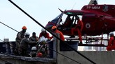 Milisi itu juga menguasai pasokan listrik dan gas, kemudian meminta bayaran kepada masyarakat dengan tarif yang mereka tentukan. (REUTERS/Ricardo Moraes)