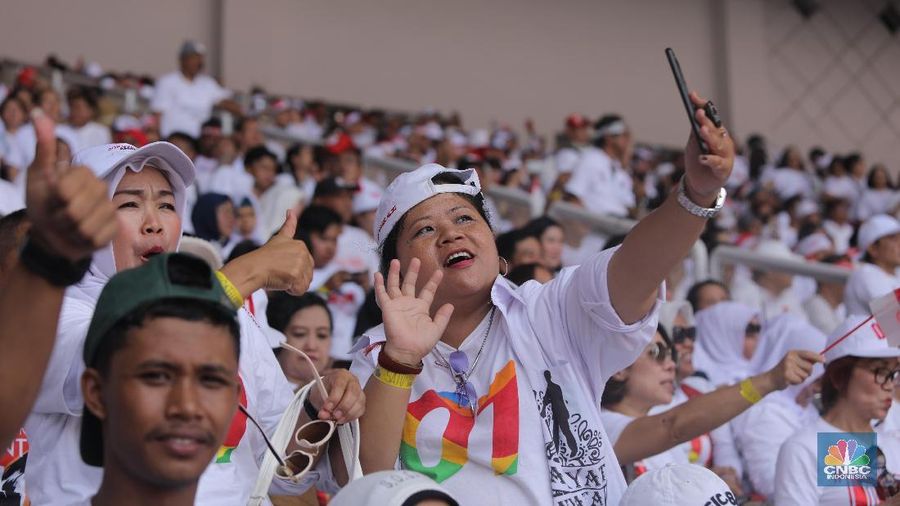 Relawan massa pendukung Jokowi-Ma'ruf Amin sudah memadati stadion utama Gelora Bung Karno (GBK)