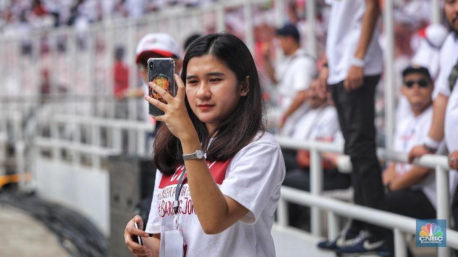 Sejumlah pendukung Paslon 01 Jokowi-Ma'ruf Amin tidak sedikit para wanita turut dalam Kampanye akbar.