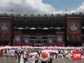 Petugas Damkar Semprot Air ke Tengah Massa Jokowi di GBK