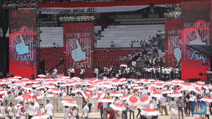 Ribuan simpatisan Jokowi-Ma'uf Amin berbaju putih memadati Stadion Utama Gelora Bungkarno dalam Kampanye Akbar bertajuk 