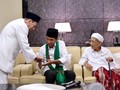 Jokowi Dapat Serban-Tasbih dari Mbah Moen dan Habib Luthfi