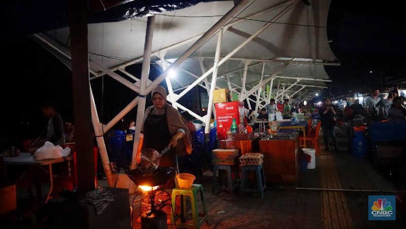 Kampung Ujung paling enak dikunjungi saat malam hari, berbagai turis akan terlihat memadati lokasi mulai dari lokal hingga mancanegara.