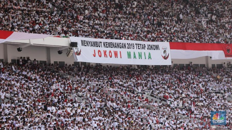 Relawan massa pendukung Jokowi-Ma'ruf Amin sudah memadati stadion utama Gelora Bung Karno (GBK)
