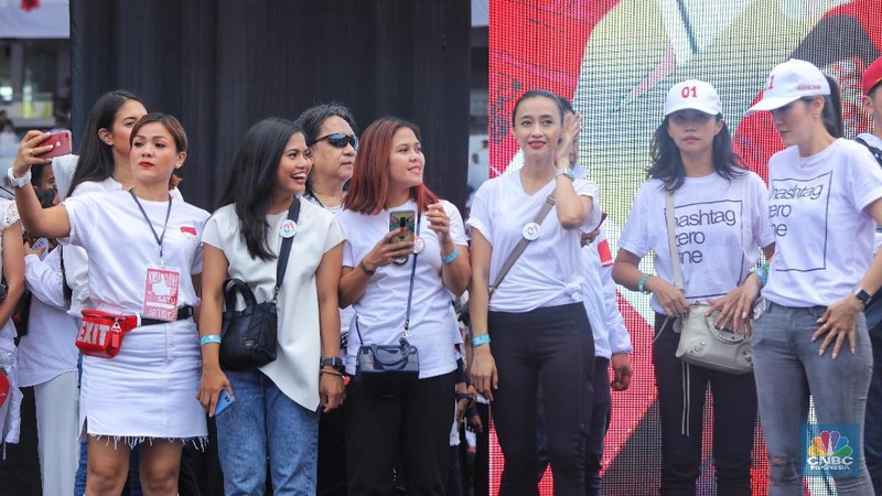 Sejumlah pendukung Paslon 01 Jokowi-Ma'ruf Amin tidak sedikit para wanita turut dalam Kampanye akbar.