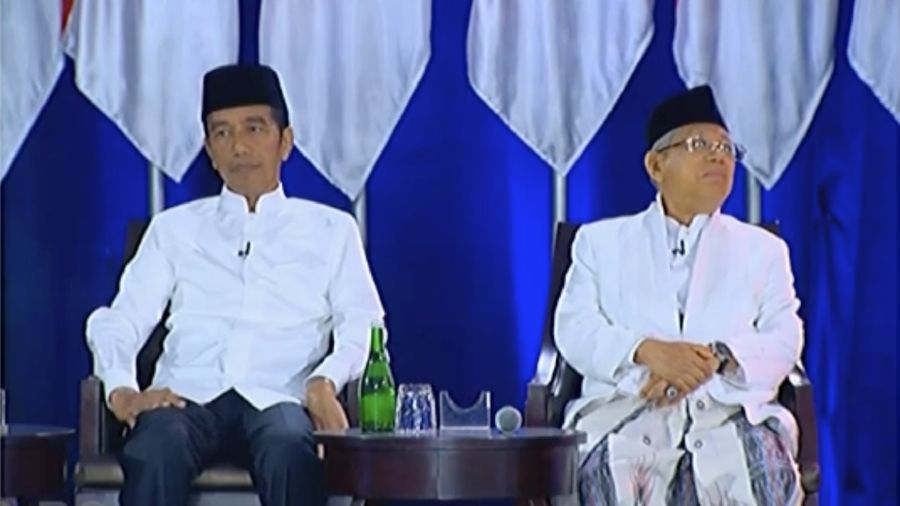 Calon presiden nomor urut 01 Joko Widodo menegaskan bahwa pengelolaan ekonomi makro berbeda dengan ekonomi mikro.