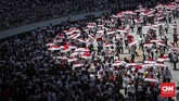 Puluhan ribu relawan serta pendukung Pasangan Capres nomor urut 01 Jokowi-Ma'ruf Amin menghadiri Konser Putih Bersatu di Gelora Bung Karno, Jakarta, Sabtu, 13 April 2019. Konser Putih sekaligus Kampanye Akbar pasangan calon presiden dan wakil presiden nomor urut 01 Joko Widodo (Jokowi) - Ma'ruf Amin. (CNN Indonesia/Safir Makki)