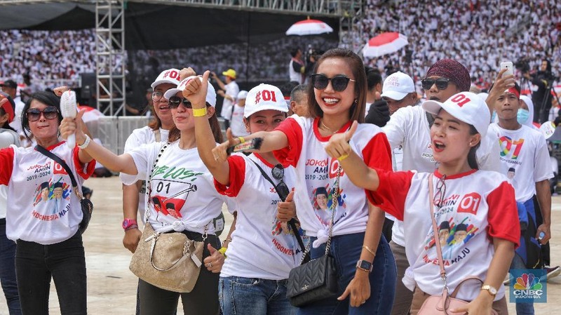 Sejumlah pendukung Paslon 01 Jokowi-Ma'ruf Amin tidak sedikit para wanita turut dalam Kampanye akbar.