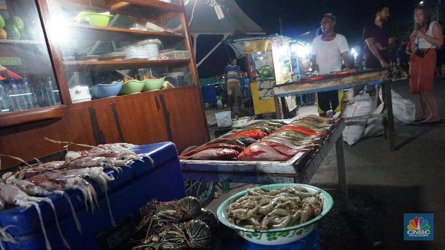 1. Jika Anda berkunjung ke Labuan Bajo, jangan lupa untuk berburu makanan laut segar di Kampung Ujung
2. Di sana, Anda bisa menikmati berbagai macam makanan laut mulai dari ikan, udang, cumi, kepiting, hingga lobster. Harganya bervariasi dari Rp 40 ribu seekor hingga Rp 700 ribu/ekor tergantung beratnya.
3. Lobster dan kepiting yang ditawarkan bobotnya tidak main main, untuk menikmatinya siapkan kocek yang agak tebal. Minimal Rp 500 ribu untuk lobster, tergantung kepandaian Anda dalam tawar menawar.
4. Harga yang ditawarkan sudah termasuk dengan bumbu dan olahan yang Anda inginkan. Mulai dari dibakar, sup, asam manis, goreng, sesuai selera Anda. Rasa dagingnya dijamin berbeda, dan kesegarannya tidak diragukan
5. Wisata kampung ujung kini juga tertata rapi berkat renovasi yang dilakukan oleh Kementerian PUPR pada 2017-2018 lalu. Kementerian PUPR menganggarkan Rp 40,35 miliar untuk membenahi beberapa titik wisata di Labuan Bajo. 
6. Kampung Ujung paling enak dikunjungi saat malam hari, berbagai turis akan terlihat memadati lokasi mulai dari lokal hingga mancanegara.
7. Selain makanan laut, Anda juga bisa menyicipi kuliner lainnya seperti buah-buahan, jus segar, dan es krim gelato rumahan.   (վ/Gustidha Budiartie)