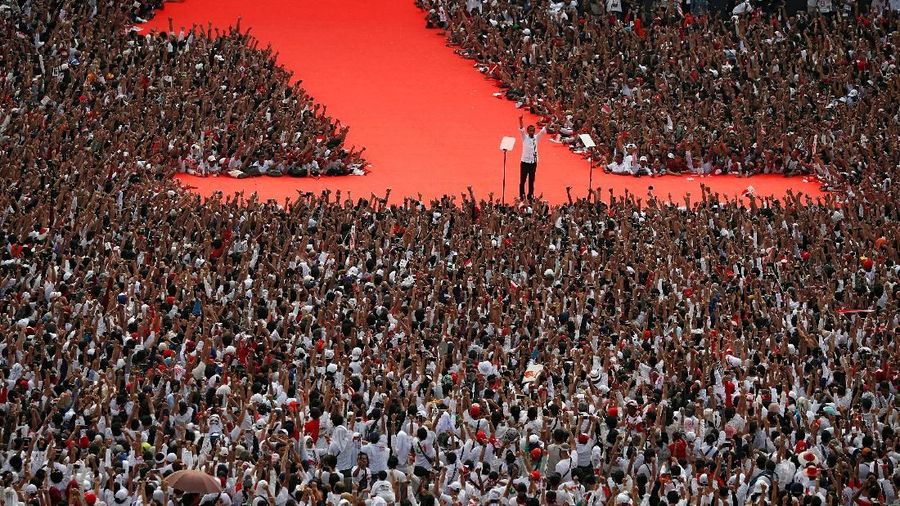 Presiden Indonesia Joko Widodo berpidato di hadapan para pendukungnya di sebuah rapat umum di Stadion Gelora Bung Karno di Jakarta, Indonesia 13 April 2019. (REUTERS / Edgar Su)