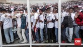 Puluhan ribu relawan serta pendukung Pasangan Capres nomor urut 01 Jokowi-Ma'ruf Amin menghadiri Konser Putih Bersatu di Gelora Bung Karno, Jakarta, Sabtu, 13 April 2019. Konser Putih sekaligus Kampanye Akbar pasangan calon presiden dan wakil presiden nomor urut 01 Joko Widodo (Jokowi) - Ma'ruf Amin. (CNN Indonesia/Safir Makki)