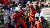 Pemerintah setempat bangunan yang runtuh itu ilegal karena tidak mengantungi izin. Ada empat keluarga dalam yang tinggal di sana. (REUTERS/Ricardo Moraes)