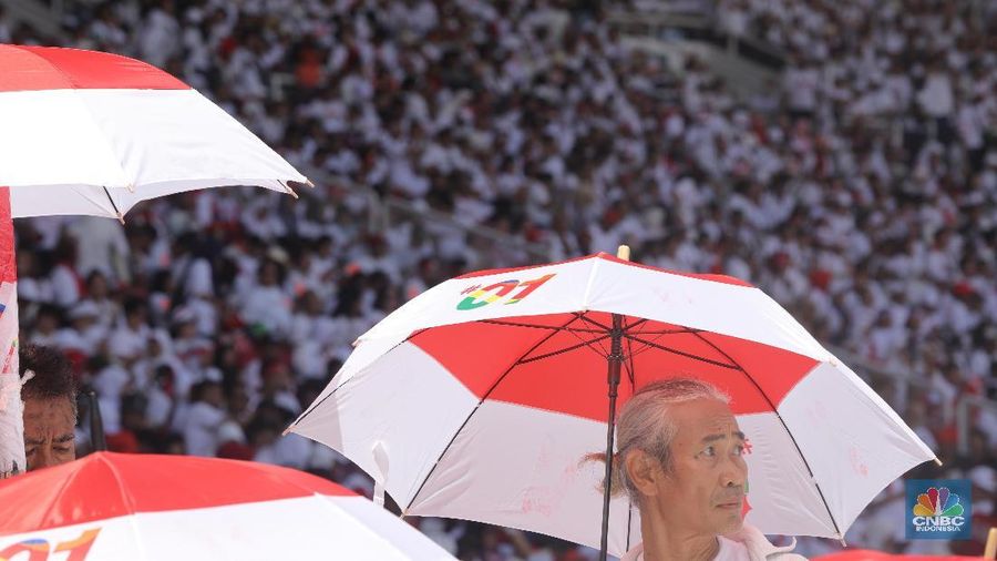 Ribuan simpatisan Jokowi-Ma'uf Amin berbaju putih memadati Stadion Utama Gelora Bungkarno dalam Kampanye Akbar bertajuk 