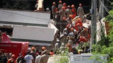 Tim pencari masih berusaha mencari korban yang tertimbun. Dua orang luka-luka dalam kejadian itu. (REUTERS/Ricardo Moraes)