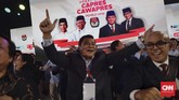 Pendukung pasangan capres-cawapres nomor urut 02 Prabowo Subianto dan Sandiaga Uno saat menyaksikan debat kelima Pilpres 2019 di Hotel Sultan, Jakarta, Sabtu (13/4/2019). (CNN Indonesia/Adhi Wicaksono)